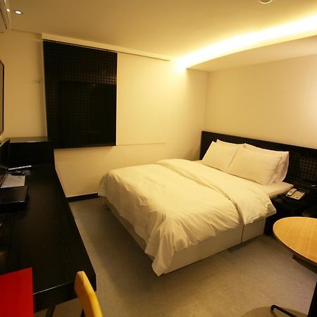 Spring 21 Hotel Sinchon Сеул Экстерьер фото