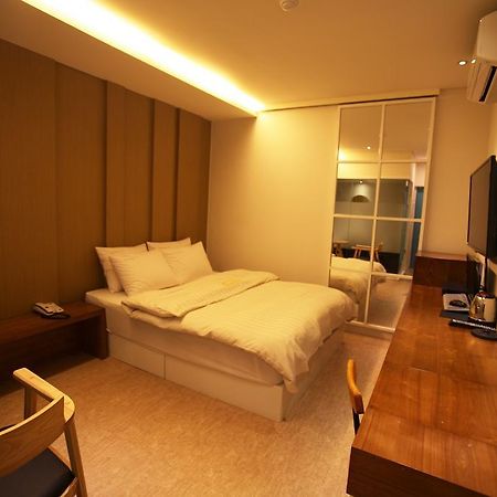 Spring 21 Hotel Sinchon Сеул Экстерьер фото